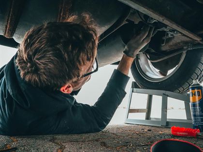 Mechanik pracuje pod samochodem