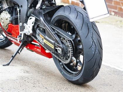 Tylne koło motocykla sportowego z nową oponą